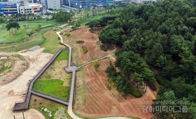 나주시가 빛가람동 호수공원 중앙에 위치한 배메산 주변 1ha에 층꽃나무 5만5천본을 식재하고 1km구간 산책로를 조성했다. 층꽃나무는 10월 중순 경 만개할 예정이다. (사진제공-나주시)