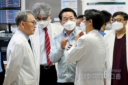 유정복 인천광역시장이 18일 인하대병원을 찾아 추석연휴 의료기관 비상진료체계 운영 현장을 점검하고 있다.