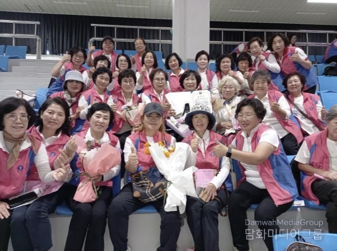 25일 익산시 실내체육관에서 열린 전국 생활개선회원 한마음대회에서 쌀 소비 촉진 우수 생활개선회로 선정된 생활개선태안군연합회 회원들 모습.