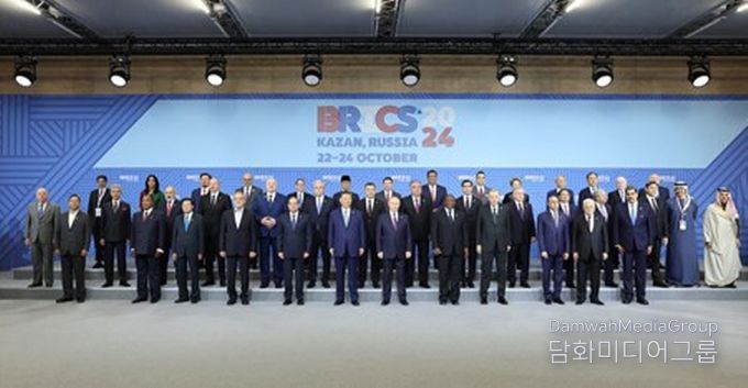 24일 '브릭스+' 정상회의에 참석한 브릭스 국가∙초청국의 정상 또는 대표, 국제기구 관계자가 단체 사진을 촬영하고 있다. (사진/신화통신)