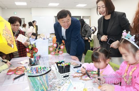 동구는 2일 화정가족문화센터에서 지역주민을 대상으로 가족관계 개선을 위한 가족축제를 개최한 가운데 김종훈 동구청장이 방문해 체험활동 및 격려를 하고 있다.