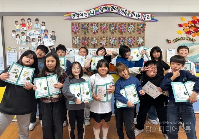 직접 제작한 ‘태흥 바당 생물 도감’을 들고 있는 학생들