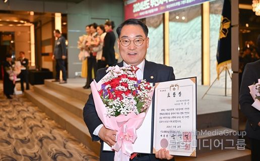 해운대구의회 이상곤 의원이 민주평통자문회의 의장(대통령) 표창을 수상했다.