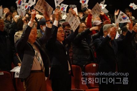 진교훈 서울 강서구청장(앞줄 왼쪽 두 번째)이 강서구민회관에서 열린 ‘상산(常山) 김도연 선생 기념행사’에서 태극기를 흔들며 대한독립만세를 외치고 있다.