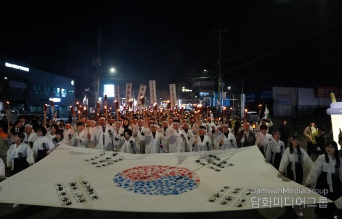 1. 3·1절을 하루 앞둔 28일 천안 사적관리소 광장 일원에서 열린 아우내 봉화제에 참여한 시민들이 횃불 행진을 하고 있다.