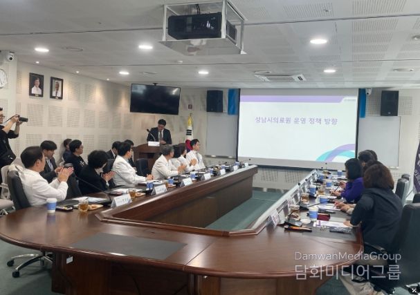 성남시 관계자가 21일 성남시의료원에서 열린 간담회에서 국회 연구단체를 대상으로 의료원의 대학병원 위탁 운영 필요성에 대해 설명하고 있다