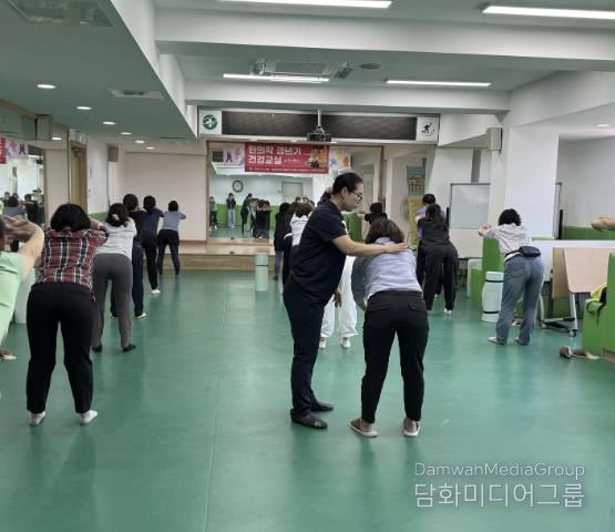 기공체조를 하고 있는 갱년기 프로그램 참여자들의 모습