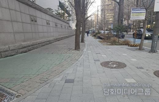 불법 포장마차 정비 후 쾌적해진 보도 모습