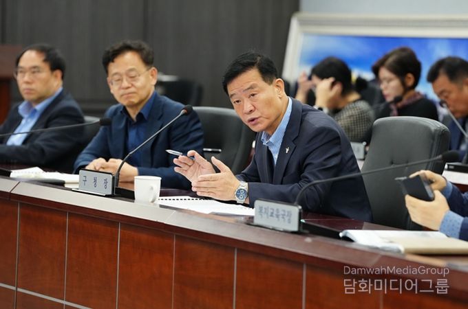 이승로 성북구청장(우측 첫 번째)이 12일 현안 정책회의에서 투표 독려를 위한 홍보 활동을 당부하고 있다.