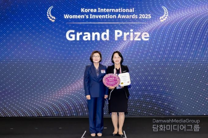 이해연 한국여성발명협회장(좌)이 올해의 여성발명왕 서윤경 대표(우)와 기념촬영을 하고 있다.