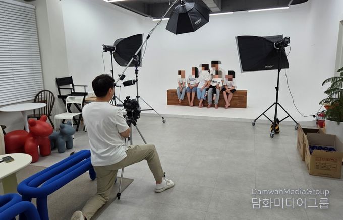 드림스타트 아동 가족이 스튜디오에서 가족사진을 촬영하고 있다.