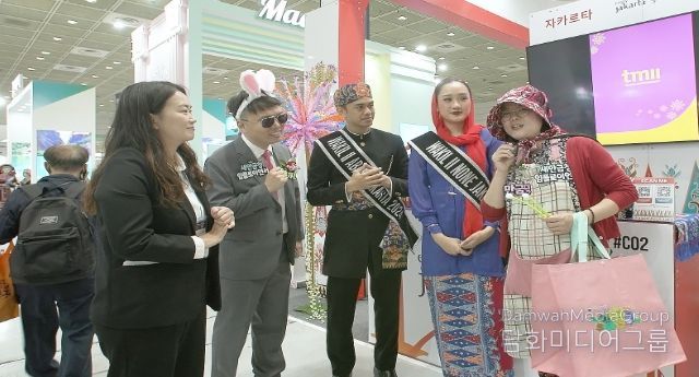 서울국제관광전 자카르타 홍보 부스에서 새만금을 알리고 있는 만금댁과 옥토끼