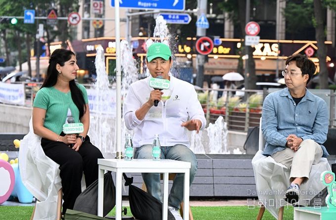 오세훈 서울시장이 13일(금) 저녁 청계광장에서 열린 ‘2025 워터서울 토크콘서트’에 패널로 참여해 시민들에게 수변감성도시의 가치와 의미를 전하고 있다.