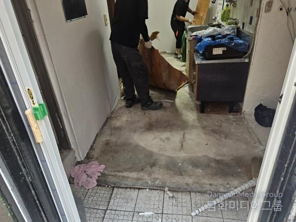 지하우징이 장판교체를 하는 모습