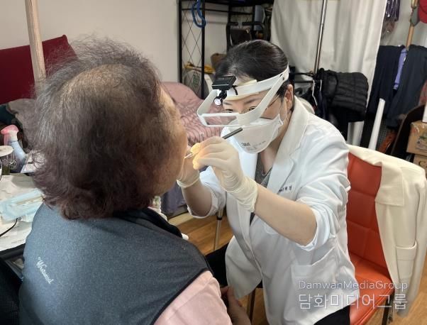 방문 구강관리 서비스를 진행하고 있는 모습