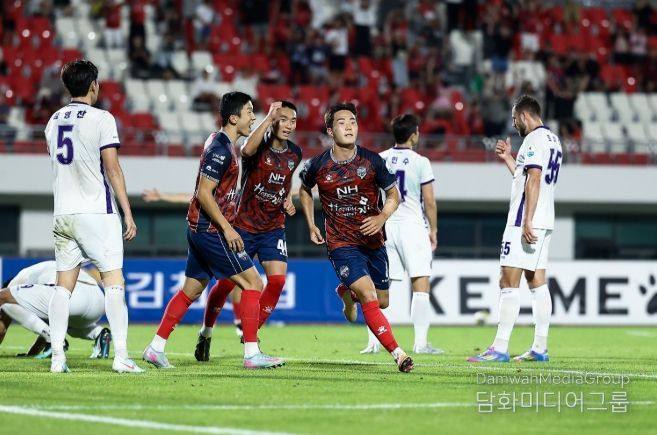 6월 22일 안양전 홈경기에서 김천상무 이승원이 골 셀레브레이션을 하고 있다.