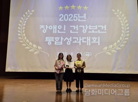 20일 구로구 직원들이 보건복지부 장관 표창을 수상하고 기념사진을 찍고 있다.