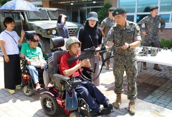 6월 23일, 제2신속대응사단 주둔지에서 여주시 장애인자립생활센터 소속 장애인들이 병영생활 체험을 진행하고 있다.  (사진 : 부대제공)