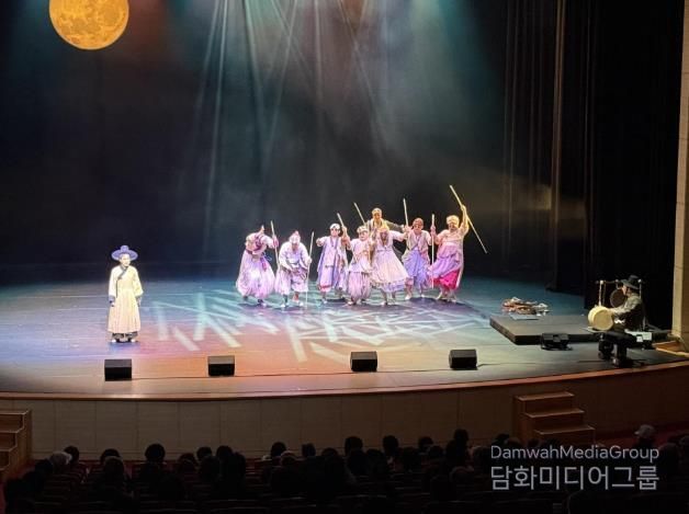 보훈대상자 100명이 참여한 가운데 딴소리 판 공연이 진행되고 있다.