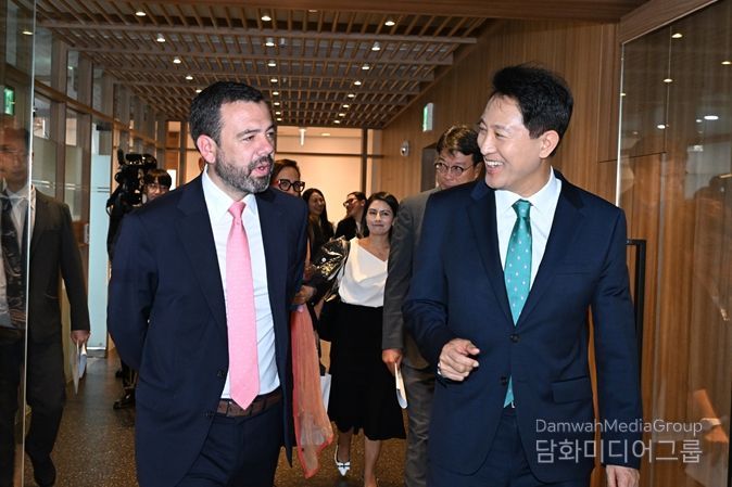 오세훈 서울시장이 26일 카를로스 페르난도 갈란 보고타시장을 배웅하며 대화를 나누고 있다.