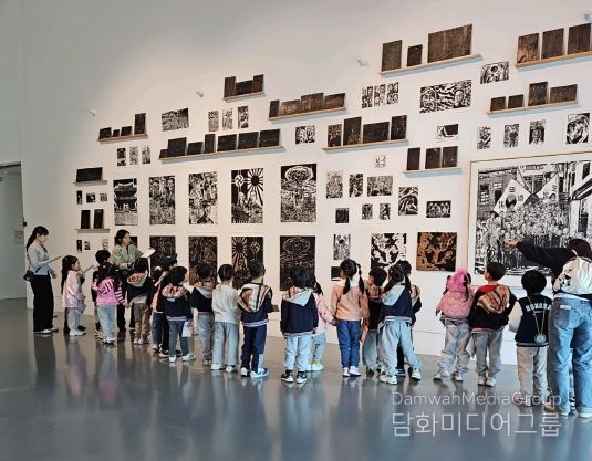 반가워! 미술관 전시 관람 모습