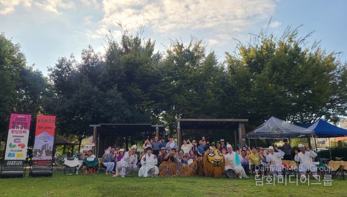 지난 4일, 광산구 운남근린공원에서 ‘찾아가는문화공연’ 일환으로 진행된 ‘타악그룹 언락’ 공연모습