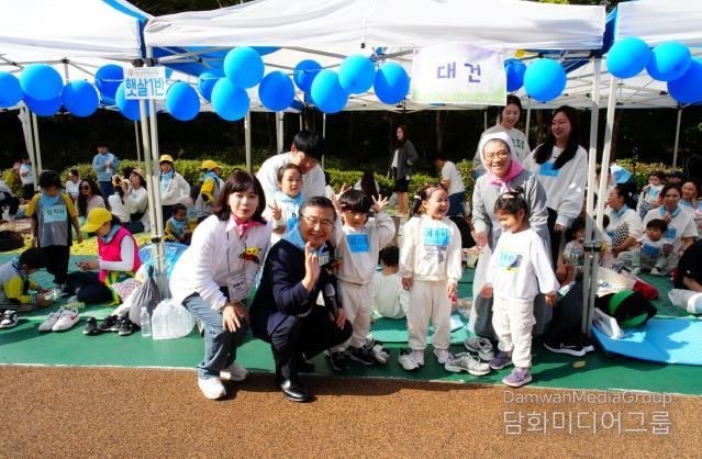지난해 개최된 꿈나무 가족운동회에 참석한 류경기 중랑구청장과 어린이들의 모습