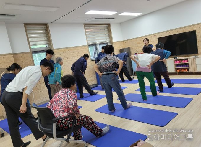 금산군치매안심센터 중부대 물리치료학과 협력 물리치료 모습