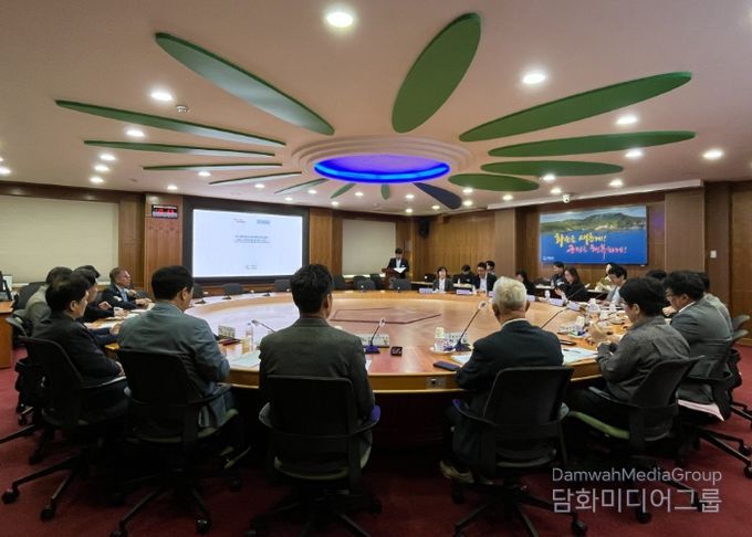 건축사 및 관계자들이 인허가 관련 사항에 대해 논의하는 모습