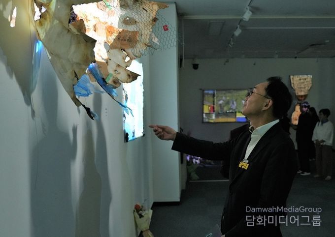 윤병태 시장이 지난 23일 ‘미디어아트×분리배출 REVISION’ 전시회를 찾아 작품들을 관람하고 있다.