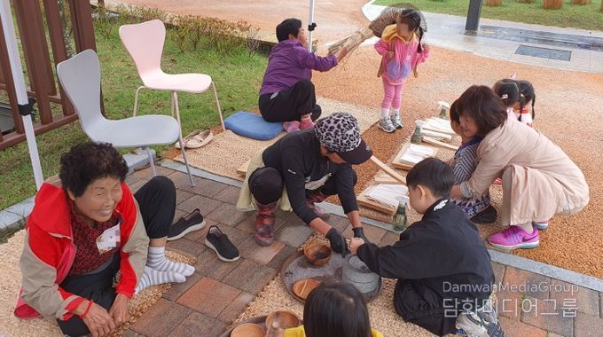 세종유아생태체험센터 솔솔놀이터(금남면 영대리)에서 마을 주민들이 함께 운영하는 ‘전통 놀이 한마당’ 프로그램이 진행되고 있다.