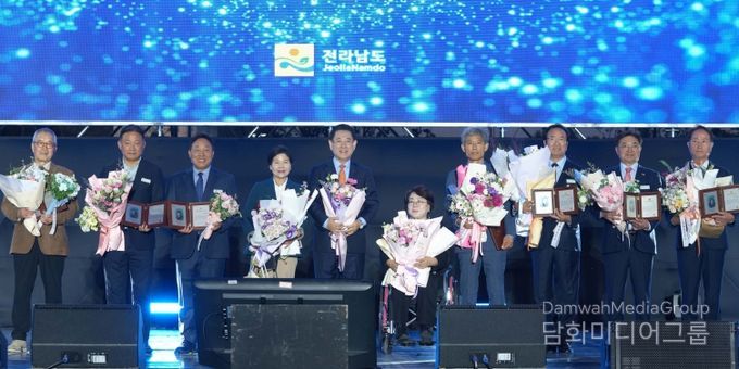김영록 전라남도지사가 24일 도청 OK도민광장에서 열린 ‘제29회 전라남도 도민의 날’ 기념행사에 참석해 자랑스러운 전남인 상을 시상하고 기념촬영을 하고 있다.