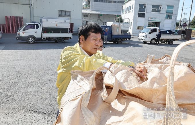 이상익 함평군수가 통합RPC를 방문해 공공비축미 확인하는 모습