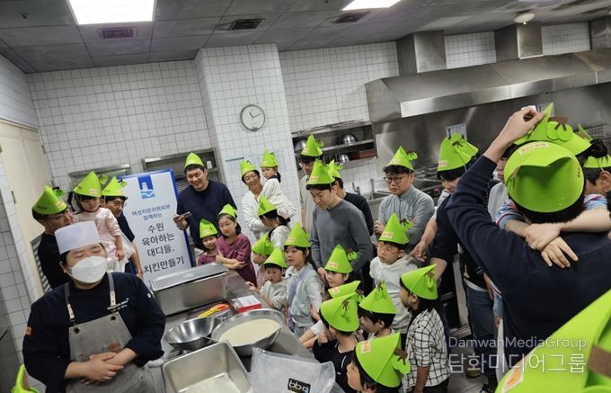 수원시 육아하는 대디들 참가자들이 아이와 함께 체험을 하고 있다.