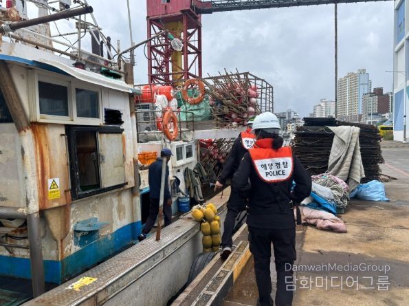 오염 원인 규명을 위해 탐문조사중인 울산해경