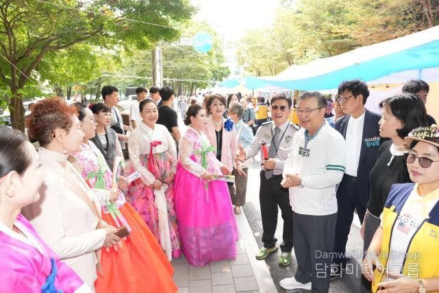 신내2동 봉화산 ‘차없는 거리축제’에 참석한 류경기 중랑구청장과 주민들의 모습