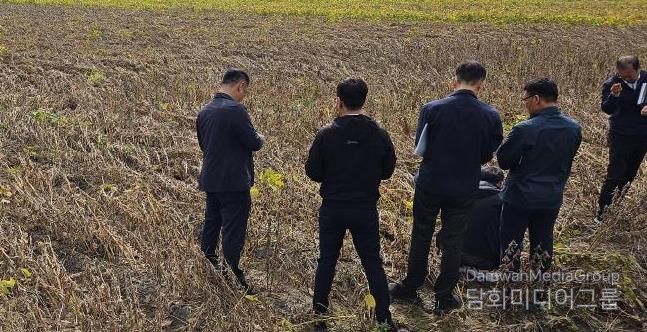 괴산군 관계자들이 농작물 피해 현황을 조사하고 있다