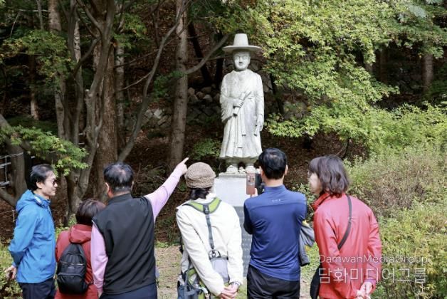 괴산군 연풍면 조령산의 연풍선비길 선비상 앞에서 방문객들이 기념사진을 촬영하고 있다