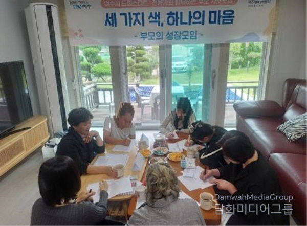 지난 21일부터 23일까지 3일간 화양면 나진리 ‘차니네스테이’에서 드림스타트 아동 양육자 22명이 참여한 가운데 ‘전문가와 함께하는 부모 자조모임: 세 가지 색, 하나의 마음 – 부모의 성장모임’을 진행했다.