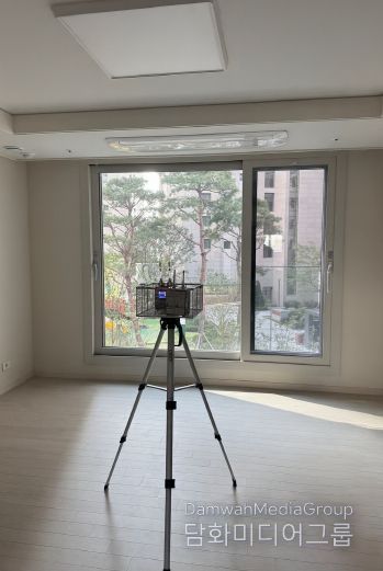 신축 아파트 대상으로 실내공기질 오염도 검사 실시하는 모습