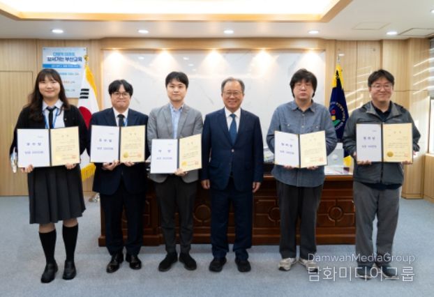 ‘업무 자동화 프로그램 개발대회’ 우수작 시상식(맨 왼쪽부터 인성체육급식과 박경령 주무관, 총무과 홍민기 주무관, 부산사대부고 권보성 교사, 김석준 교육감, 동명초 신욱재 주무관, 동래고 임병율 교사)