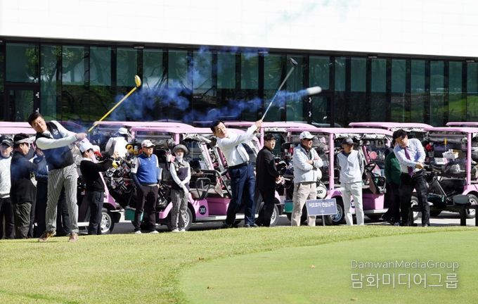 - 27일 단장면 에스파크컨트리클럽에서 열린 제30회 밀양시장배 시민골프대회에서 내빈들이 시타를 하고 있다.
