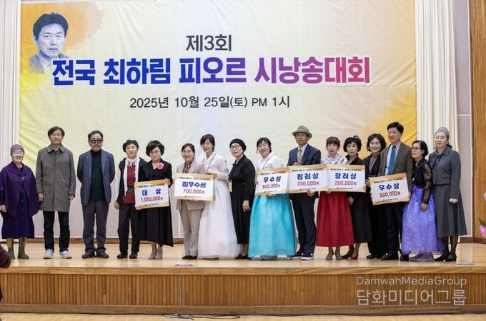 전국 최하림 시낭송대회에 최종 선발된 14명의 시낭송가는 시인의 고향인 팔금면에서 열띤 경합을 펼쳤다.