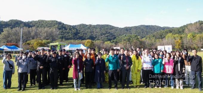 최충규 대덕구청장과 관계기관 관련자들이 28일 금강로하스 대청공원에서 열린 ‘2025년 대전 대덕구 생물테러 대비․대응 현장훈련’ 후 기념 촬영을 하고 있다.