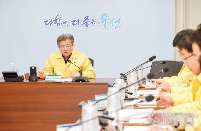 28일 진행된 '2025 재난대응 안전한국훈련'에서 정용래 유성구청장이 토론 훈련을 진행하고 있다.