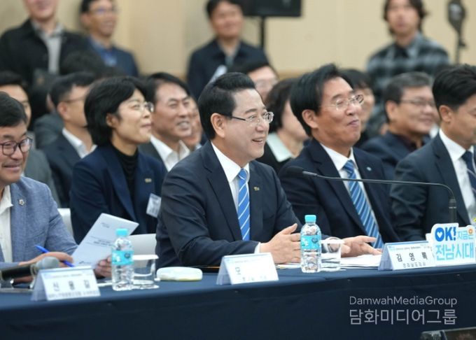 김영록 전라남도지사가 28일 함평 어울림커뮤니티센터에서 열린 ‘함평군 정책비전 투어’행사에 참석해 인사말을 하고 있다.