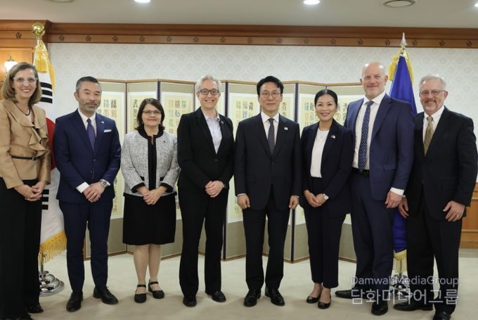 김민석 국무총리가 27일 세종대로 정부서울청사에서 티나 코텍 美 오리건 주지사를 접견, 인사 및 환담을 나누고 있다.