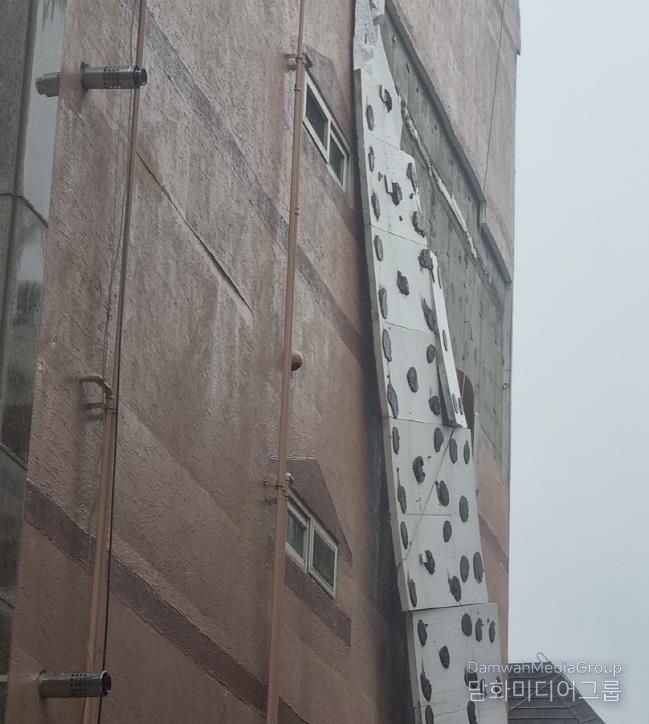 드라이비트 외단열 마감재가 시공된 건축물에서 외장재가 떨어진 모습