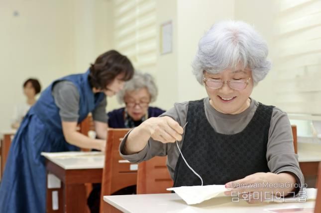 괴산군 웰다잉 프로그램에서 참가자들이 전통 한지로 수의를 만들고 있다