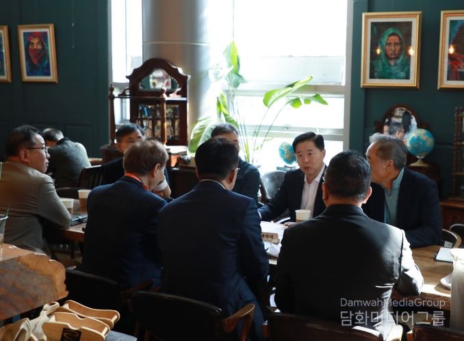 인천항만공사 이경규 사장이 OKTA 임원진들과 인천항 수출 관련 협의를 하고 있다